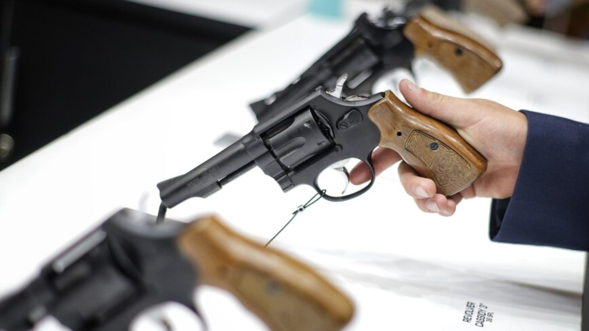 Gobierno levanta suspensión del porte de armas en Colombia